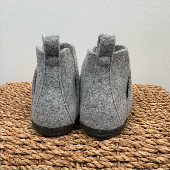 NWOT Birkenstock Andermatt Light Gray Wool
Felt Shearling Slipper Booties EU 33. - Picture 3 of 10